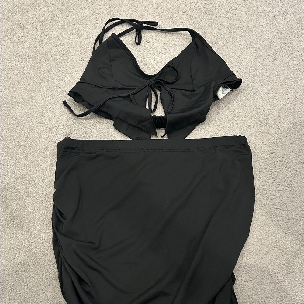 2 piece crop and black skirt - Picture 3 of 4
